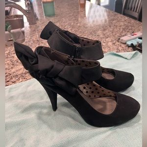 Ladies size 8 black bow heels.